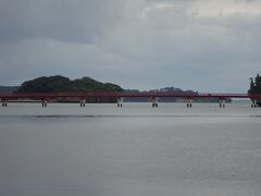 向こうに見える赤い橋は福浦島にかかる福浦橋。有料です。