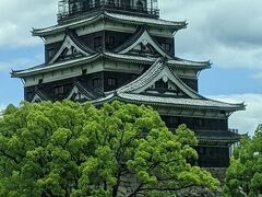 バスセンター直前に広島城が見られました。
鯉城と言われる美しいお城ですね。