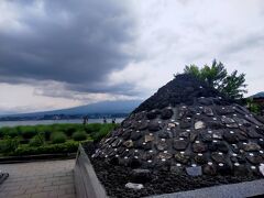 おまけ。ランチ後に行った大石公園。こちらは「富士山の集いモニュメント」。埋め込まれている石は、日本中の「◯◯富士」と名がついた252箇所の山から集められたものだそうです。全国の富士山大集合ってことね。