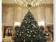 お散歩しながらホテルへ帰りましょう

まずはホテルニューグランドにピットイン
クリスマスツリーを偵察
うん、クラシカルと言うかニューグランドらしい
王道のツリーだね
