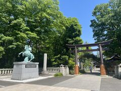 佐久間象山が祀られている象山神社
鳥居の前には、馬に乗る佐久間象山の像