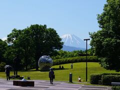 山梨県立美術館は、6ヘクタールもある広々とした芸術の森公園内にあり、富士山もよく見えます。