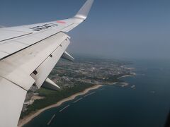 １時間半ほどのフライトで大分空港に到着。
大分空港は大分市ではなく、少し北の国東（くにさき）半島にあります。

大分県は初めてなのでワクワク。
添乗員の女性と添乗研修中の男性が迎えてくれました。
