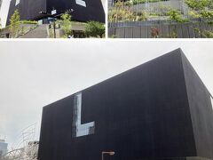 大阪中之島美術館は地上5階建、2021年6月に竣工で、設計はコンペで遠藤克彦氏案が採用されました。

外観はプレキャストの真っ黒なコンクリートで、2階部分から立方体状に浮かぶように設計されています。

「2001年宇宙の旅」の「モノリス」のように見えています。
この「ブラックキューブ」は、外側からの風景を拒絶しているようにも思いますが、実際は周囲の景観と馴染んで見えてきます。

それは、超高層化している中之島では低い建物で、ヒューマンスケールであることに加え、外壁保存されている旧ダイビルの高さと変わらないことがあると思います。
そして、近年のガラス建築による「反射光害」が無く、黒い壁面が光を吸収して周辺環境に馴染んでいるのだと思います。