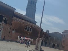 カラフルな町並みをすすんでいくと大きな広場があり、そこにこちらの教会があります！
遠くからでもよく見える建物なので、すぐに見つかるとおもいます。 