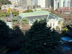 窓から下を見ると旧竹田宮の邸宅跡。
現在は高輪プリンスの結婚式場になっている。