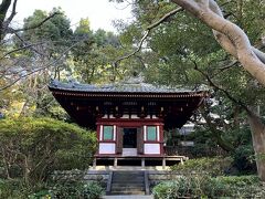 小高い丘に鎮座している観音堂は奈良県生駒市の長弓寺にあった三重塔の一部を移築したもの。
安置されている「十一面観音踏下像」は室町時代の作という。