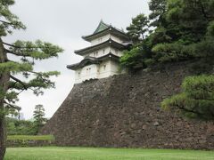 富士見櫓

皇居東御苑（本丸地区）に現存する唯一の櫓です。本丸の南端に位置した三重の櫓で、石垣の高さは約15m、櫓の高さは約16m。
