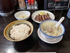 ちょっと早目の夕食に。
4時45分に店に到着したにも関わらず並んでいる人が。
結局30分待ちで中に入ることで来ましたが平日でこれはすごい。
でも、5時過ぎるともっと混んできていたのでまだマシだったかな。