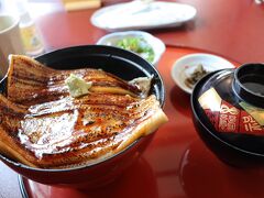 福浦島から戻り、お昼はさんとり茶屋で「穴子丼」を。
前日夜は早かったし朝食を食べずに歩き回ったのでお腹ペコペコ。
開店時間を待って最初に客として入りました。
1日限定20食とかで私の後に来た人も皆穴子丼を頼んでいました。