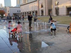 美術館の建物前に、芝生エリアや噴水エリアが広がっています。
噴水周りは水が引き切っていて、吹き上がる水の近くに子供がたくさん集まっていました。
