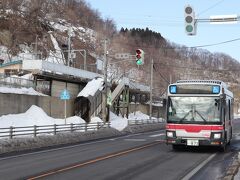 国道沿いの本石倉駅からは函館バス。列車の本数が少ないがちょうどいい時間にバス。
