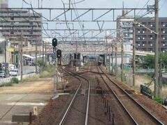 2022.05.28　岐阜ゆき普通列車車内
線形のいいＪＲがゆっくり走るはずもなく、あっという間に加速する。このあたりは一応複々線化できる用地はあるのだが、貨物別線を建設せず複線でさばいている。