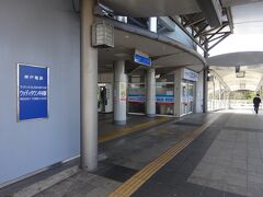 駅舎は、線路と、線路を挟む道路を一気に跨ぐ陸橋上にある。
ホームからここまでの雰囲気が京成のちはら台駅にそっくり。