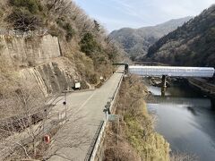 ホームから武庫川を見下ろす。
この道路がもともとの旧線。