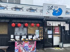 広い敷地にはくじら料理のお店や