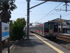 丸亀駅から３つ目。
土讃線の金蔵寺駅で降ります。
小さな駅舎だけの無人駅です。