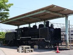 多度津駅前にはかつては四国を走り回っていた８６２０型機関車が保存されています。
８６２０は「デゴイチ」ことＤ５１、「貴婦人」と呼ばれたＣ57などと並ぶ蒸気機関車の名車です。
最近では大ヒットした「鬼滅の刃」に出てくる「無限列車」のモデルにもなりました。