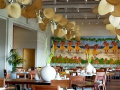 ハッピーアワータイムにきました。前にみたミニロコモコとかタコスは、もうないといわれて、勧められてハンバーガーセットにしました。ガラガラで空いてましたね。