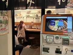 〆は札幌ラーメンですよね。すすきの駅近くのすみれにしました、すみれのラーメン食べるの何年ぶりだろう？