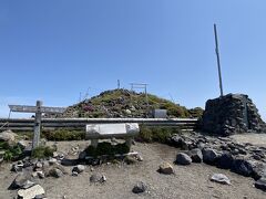 高千穂峰(1,573m)山頂

まずは参拝

神様は5円では喜びません

奮発しときました