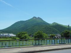 駅前通りを真っすぐ歩き五差路を参宮通りへ。思っていた以上に遠かったですが、城橋の上からは由布岳が綺麗に見えました。