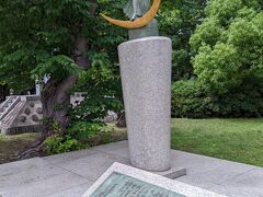 あまりの騒々しさ（密どころでは無いので）に平和記念公園内を散策することにしました。