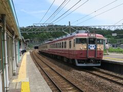 「時刻表にはありませんが、能生駅に停車します。」との放送が。
10分以上停まるので、こんな写真も撮れます。