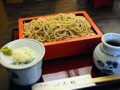 ちょうど昼時なので、長谷寺の参道入口にあった蕎麦の以志橋に入る。その店は、大正３年創業の老舗で、蕎麦粉は十勝鹿追産を使用している。初めてなので、せいろを注文した。蕎麦はなかなか美味しかったが、つゆが少々辛かった。