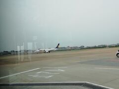 福岡空港の搭乗口から連絡バスで登場する飛行機へ向かいます。
※画像に映っているスカイマーク社では無く、IBEX社の航空便でした。