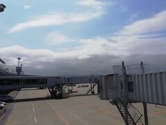 14時20分、仙台空港に着きました。青空ですが、怪しい空も広がってます。