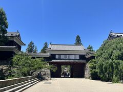 上田城址の正面入り口になっている、東虎口櫓門