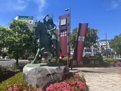 上田駅前ロータリーにある真田幸村の騎馬像、今にも動き出しそうな像です