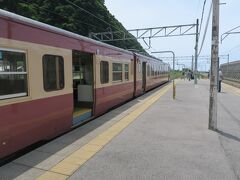 終点市振駅に到着。
ここは新潟県最後の駅。少し進むと富山県。

松尾芭蕉もこの地を通りました。
ここで詠んだのは、

　　一家に遊女もねたり萩と月

というあれです。
俺でも知ってる句。…なのですが、実はこの句は芭蕉さんの創作ではないかと言われていることは最近知りました。（笑）