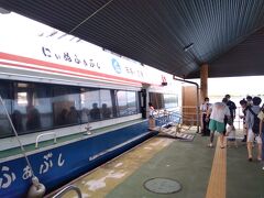 竹富島行フェリーに乗り込みます。