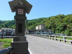 少し街を歩きます。

三朝橋。