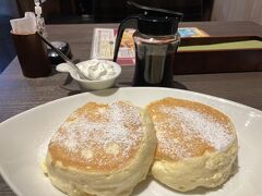 パンケーキ。生クリームをトッピングで。

ここのはスフレタイプのふわふわパンケーキがウリだが、メイプルシロップをかけなければ、普通にパンケーキではなくスフレで通用すると思う。
メイプルシロップをかけると、いくらふわふわでも一気にパンケーキの味になる。
結論。パンケーキってメイプルシロップの味と刷り込まれているものなんだ、と発覚。