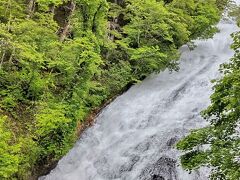 子供たちが記念写真を撮っている横を抜けて
ポチッと湯滝