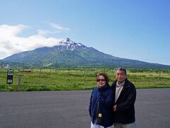 ホテルを出て10分くらいで「富士野園地」に到着しました。山の天気は変わりやすいので見えるうちに2人の写真を撮ってもらいました。