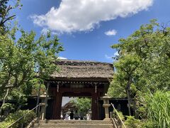 【深大寺】
　浅草寺についで東京で2番目に古いお寺が深大寺です。