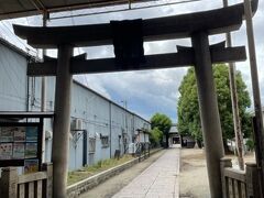 八尾天満宮、商店街に鳥居が建っています