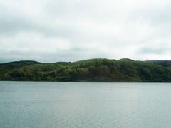 「久種湖」は当初下車観光の予定でしたが、レブンアツモリソウがちょうど見頃なので、急遽自生地の観光になり車窓観光になりました。見た所わざわざ下車する必要も無さそうなので変更になってよかったと思います。