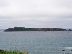 「須古頓岬」につく前に沖合に浮かぶ「海驢（とど）島」が見えました。ここもアイヌ語における名称はポンモシリ（小さな島）でした。現在は無人島ですが20世紀初頭から1980年代にかけては昆布やウニの漁期に限って漁業者が居住していたそうです。