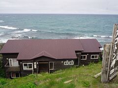 途中には「民宿スコトン岬」がありました。毎年3ヶ月だけオープンする期間限定の宿で、ここも「島の人レブニーズ」の経営のようです。