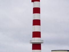 「稚内灯台」は雪でも視認しやすいよう赤と白のストライプに塗られています。