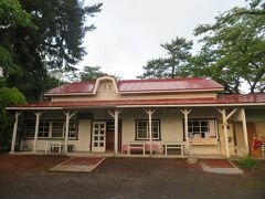 赤い屋根の喫茶店 駅舎