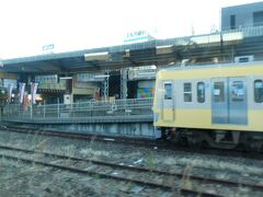 本当の？伊豆箱根鉄道・駿豆線のホームは画像に写っている７～９番ホームなのですが、乗っている特急・踊り子はＪＲ線に直通するので、三島駅ではＪＲ側のホームに停車します。
ＪＲ在来線のホームは１～４番線（ちなみに、間の５・６番線は新幹線のホーム）ですが、伊豆箱根鉄道側に面している方から１～４番ホームとなっています。
なので、特急・踊り子は１番ホームに到着します。

ここで、伊豆箱根鉄道とはお別れ。
ありがとう。乗っていただけではありますが。