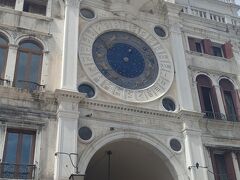 こちらもサンマルコ広場にある時計塔