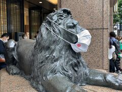 歩いて銀座4丁目に差し掛かると三越のライオンもマスクを着用中。