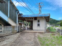 玄武洞駅に戻ってきました。けっこう年季の入った駅舎。